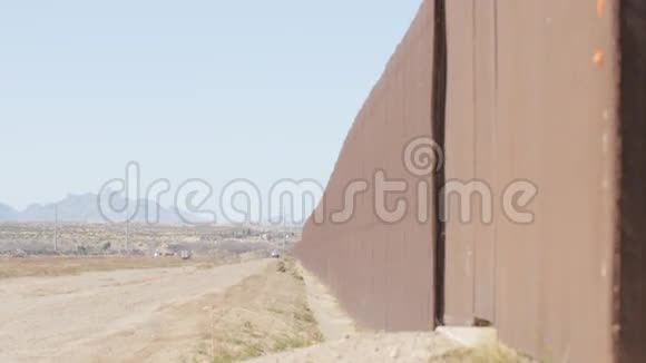 沿着美国和墨西哥边境的边境线往下看视频的预览图