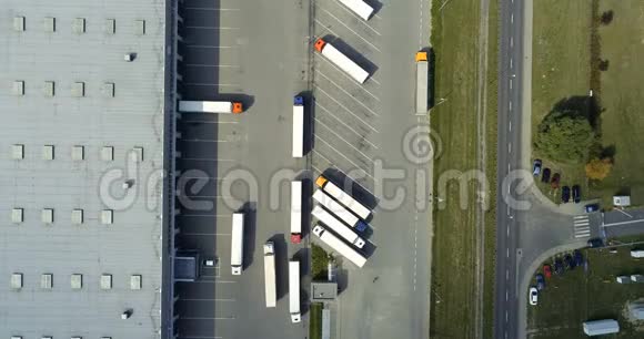 空中无人机在仓库和后勤中心的视野视频的预览图