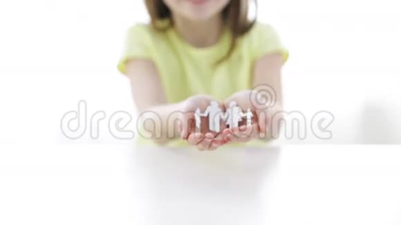 微笑的小女孩展示纸人的家庭视频的预览图
