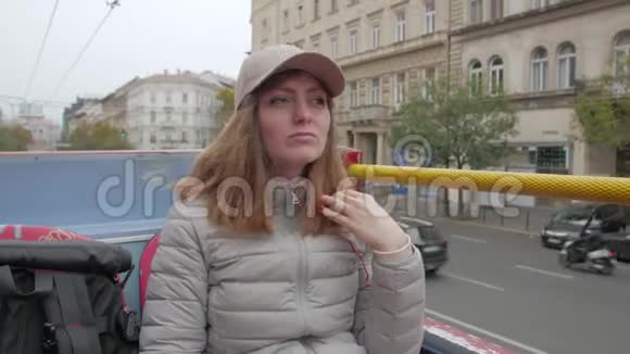 悲伤的女孩在城市之旅视频的预览图