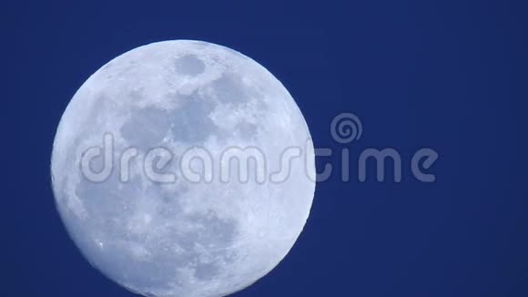 蓝天上的月亮视频的预览图