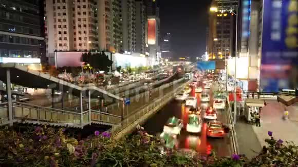 道路上的汽车照明流量城市交通的夜景延时视频视频的预览图