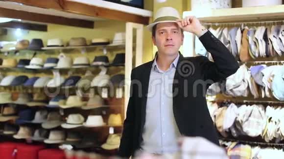 快乐的成年男子在帽子店尝试厄瓜多尔巴拿马视频的预览图