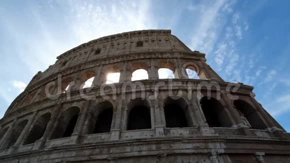 一缕阳光穿过意大利罗马竞技场的拱门视频的预览图