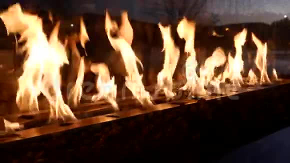 晚上在餐厅前展示壁炉的运动视频的预览图