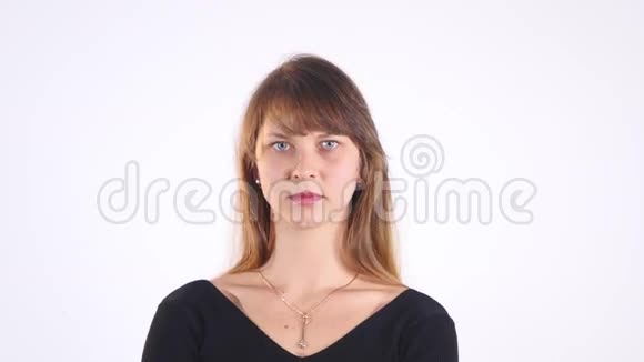 年轻的女人脸上的厌恶捏着鼻子看起来很滑稽有什么臭味很难闻情况孤立的白色视频的预览图