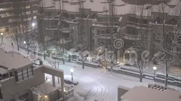 在寒冷的暴风雪冬季夜晚的倾斜的建筑物视频的预览图