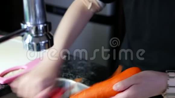 用蔬菜削皮机削胡萝卜削皮视频的预览图
