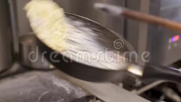 将意大利面条与芝士酱和切碎的培根一起煮在热锅里视频的预览图