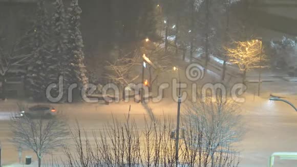 冷雪冬夜的车流及停车场鸟瞰图视频的预览图