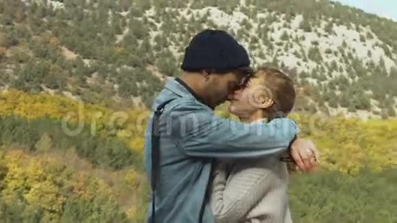 在树林里拥抱的浪漫情侣视频的预览图