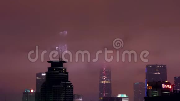 城市建筑的天空彩云流动夜景时间流逝视频的预览图