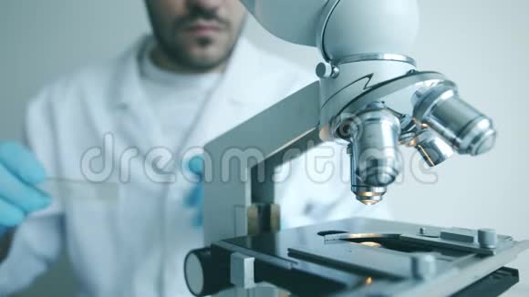 科学家观察显微镜视频的预览图