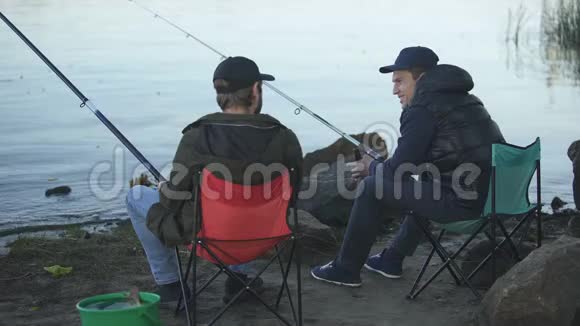 两个朋友渔夫钓鱼喝啤酒休息周末好朋友视频的预览图