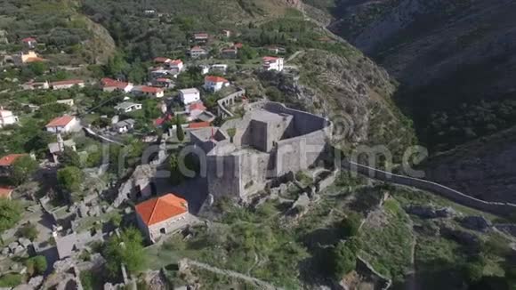 旧历史堡垒遗址和有山口的古村落视频的预览图