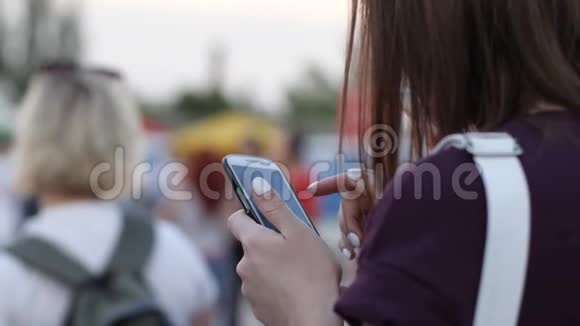 在户外打电话的女人在社交网络上聚会的年轻女孩手里拿着手机的女人视频的预览图