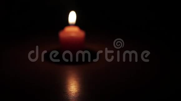 背景中的蜡烛燃烧视频的预览图