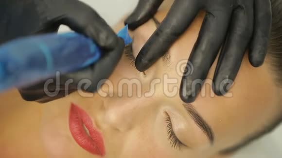 美容师做人工睫毛视频的预览图