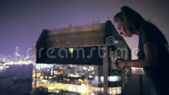 夜晚屋顶上的快乐女孩视频的预览图