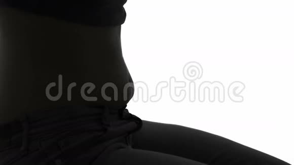 女人在她的肚子上显示出脂肪视频的预览图