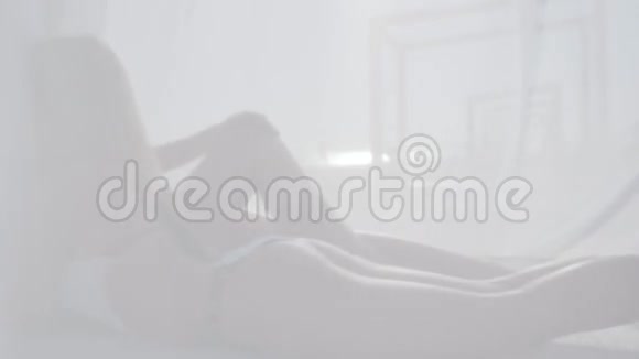 热带白布漂亮的女朋友躺在平房里风视频的预览图