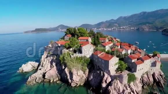 飞越SvetiStefan岛黑山巴尔干半岛视频的预览图