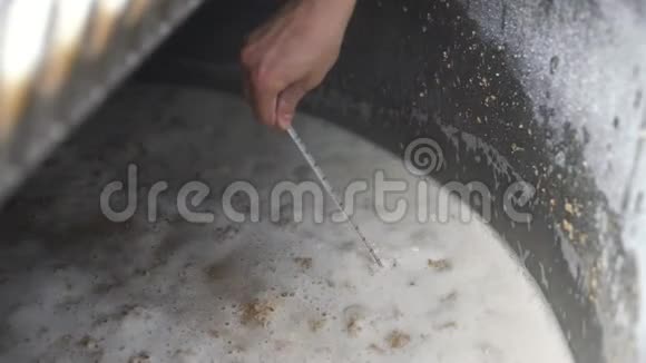 工艺啤酒厂内麦芽啤酒加工罐景视频的预览图