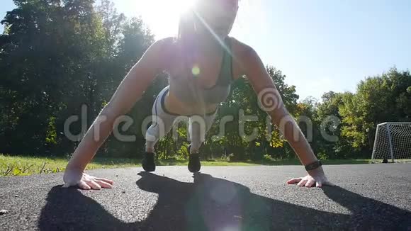 健身女性做全木板核心运动健身训练户外锻炼向上推视频的预览图