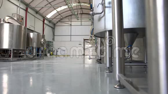 工艺啤酒厂内部的滑动镜头视频的预览图