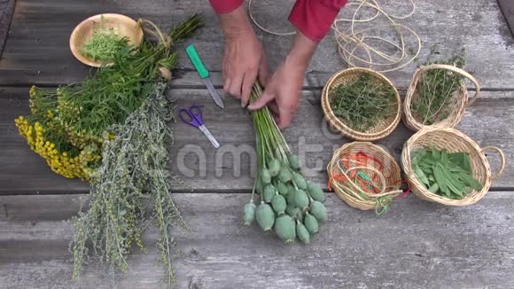 草药师园丁手准备干草药和香料视频的预览图