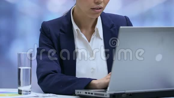 疲惫的女士办公室头痛得厉害关闭了笔记本电脑压力很大视频的预览图
