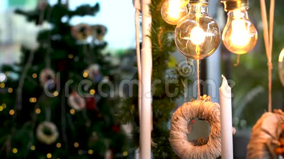圣诞装饰品在季节性市场上随处可见视频的预览图