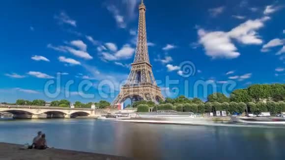 埃菲尔铁塔从巴黎塞纳河的堤岸上翻出的时间视频的预览图