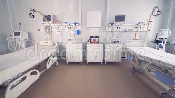 医院房间里的两张空床有医疗设备4公里视频的预览图