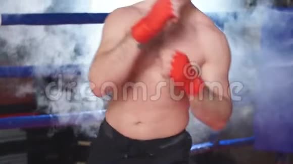 愤怒的拳击手视频的预览图