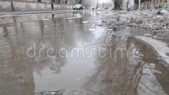 暴雨期间强降雨期间城市街道上被洪水淹没的车辆灾难泛滥洪水泛滥视频的预览图