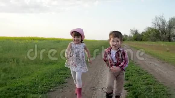 慢动作两个可爱的孩子在公园里户外孩子们在玩追赶火炬快乐的孩子在玩乐趣视频的预览图