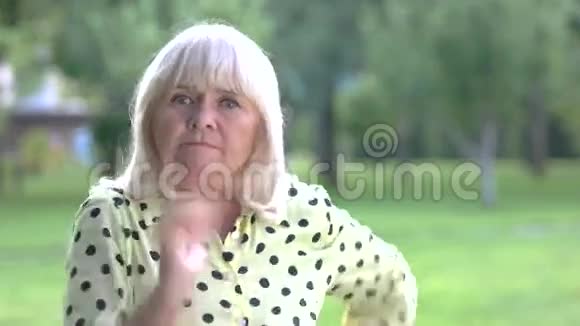 年长的女人用手指威胁视频的预览图