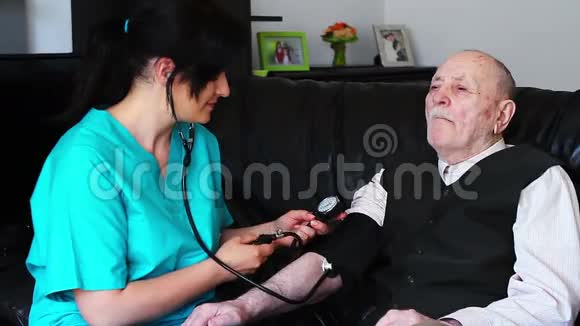 给一个年长的男人检查血压视频的预览图