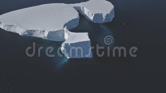 南极透明水面冰山漂浮视频的预览图