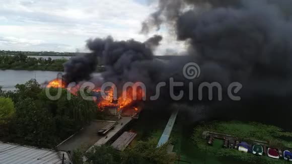 大火燃烧后工业仓库中心大楼的空中景观屋顶浓烟滚滚视频的预览图