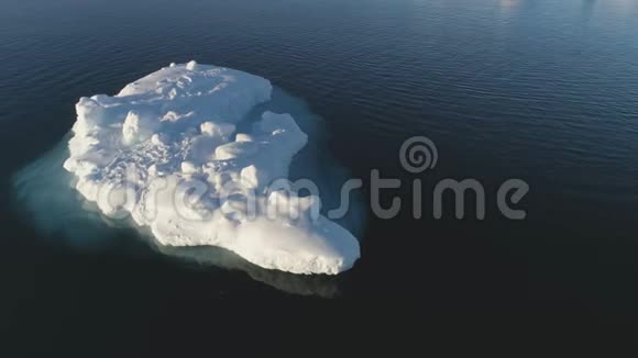 冰山漂浮在清澈的海水中无人驾驶飞机俯瞰美景视频的预览图