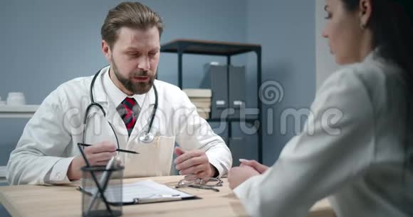 医生在工作时说话视频的预览图