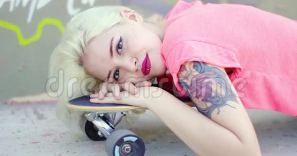 年轻漂亮的金发女人手臂纹身视频的预览图
