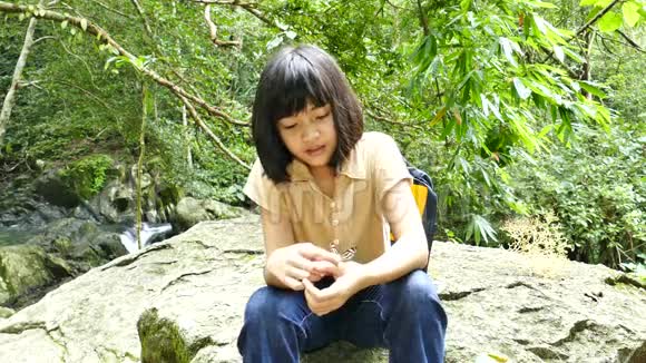 蝴蝶在亚洲女孩手上视频的预览图