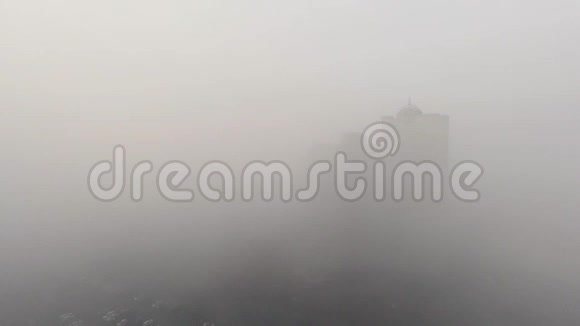 城市在雾时间流逝视频的预览图