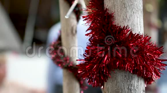 圣诞节的装饰品在风中飘动被绑在树枝上视频的预览图