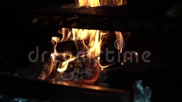 烧烤香肠和牛排的木材视频的预览图