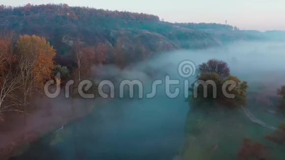 隐藏在薄雾中的河流视频的预览图