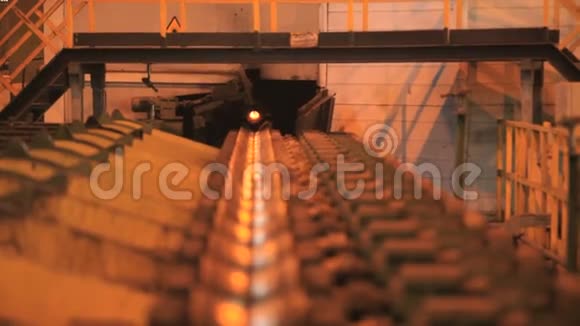 金属管道制造生产线工厂生产线上的热水钢管视频的预览图